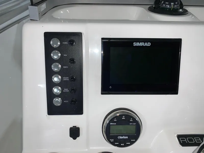 Slide: The Image of Robalo R200 Center Console 2024 - 8