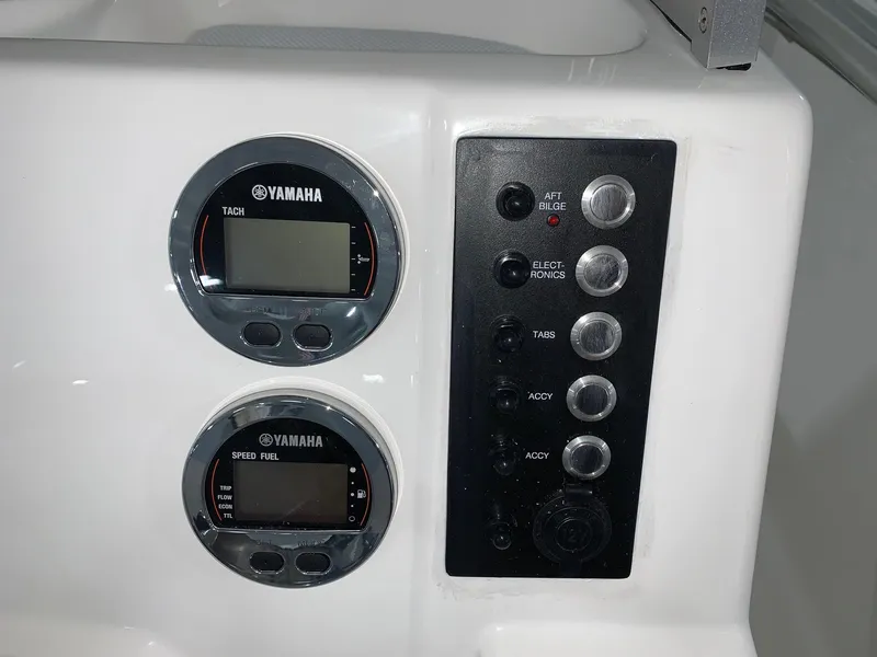Slide: The Image of Robalo R200 Center Console 2024 - 9