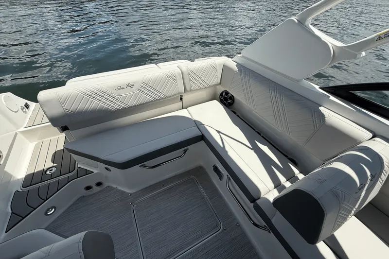 Slide: The Image of Sea Ray SDX 230 2026 - 11