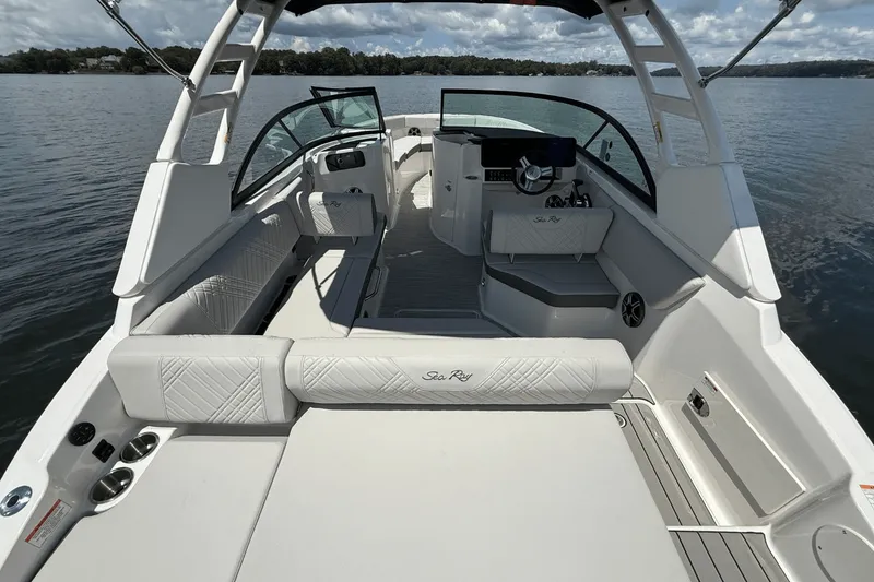 Slide: The Image of Sea Ray SDX 230 2026 - 12