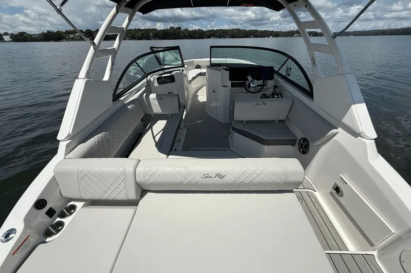 Slide: The Image of Sea Ray SDX 230 2026 - 13