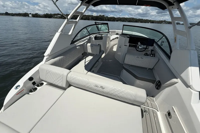 Slide: The Image of Sea Ray SDX 230 2026 - 14