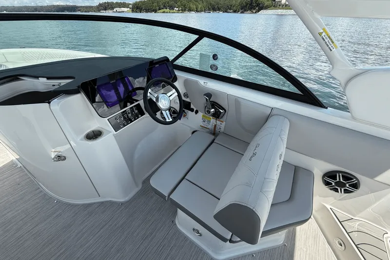 Slide: The Image of Sea Ray SDX 230 2026 - 16