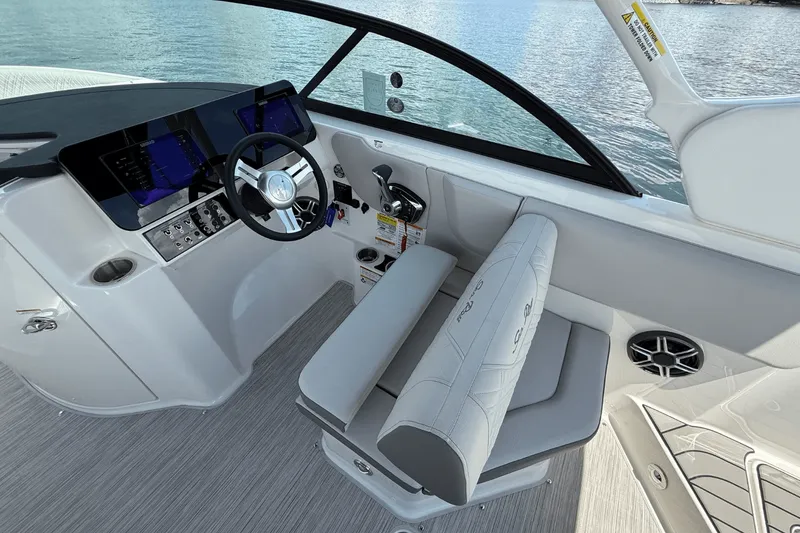 Slide: The Image of Sea Ray SDX 230 2026 - 17