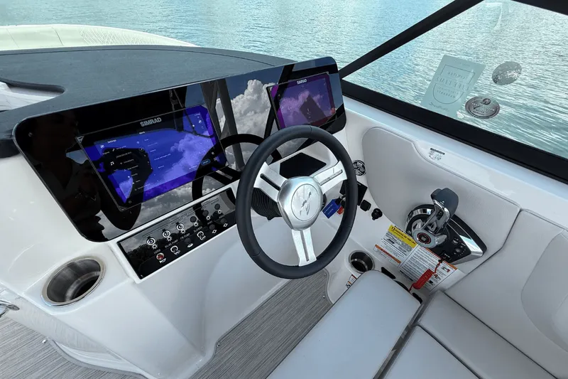 Slide: The Image of Sea Ray SDX 230 2026 - 18