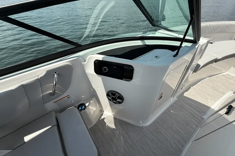 Slide: The Image of Sea Ray SDX 230 2026 - 19