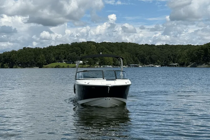 Slide: The Image of Sea Ray SDX 230 2026 - 6