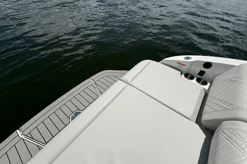 Slide: The Image of Sea Ray SDX 230 2026 - 7