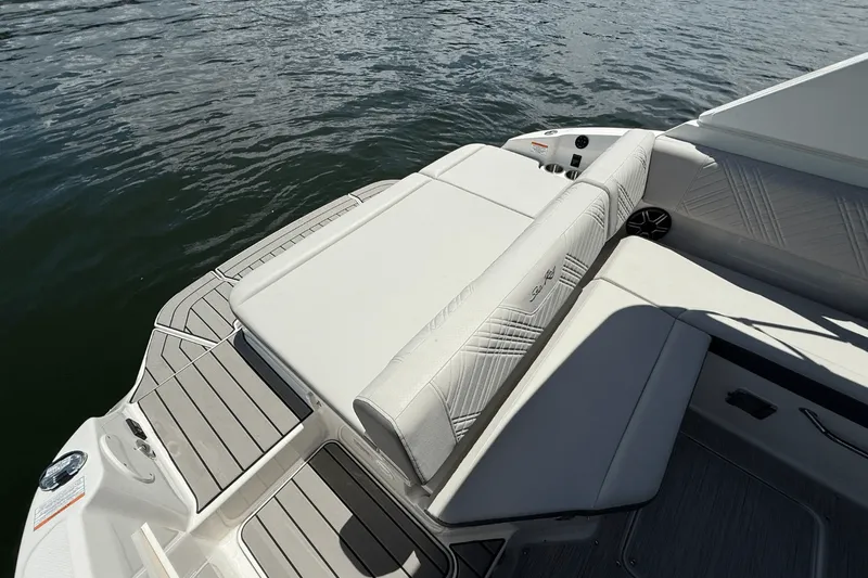 Slide: The Image of Sea Ray SDX 230 2026 - 8