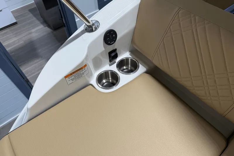 Slide: The Image of Sea Ray SDX 230 2026 - 12