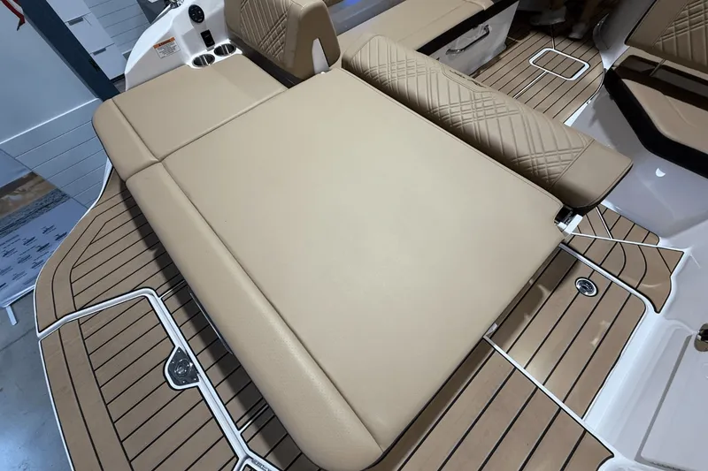 Slide: The Image of Sea Ray SDX 230 2026 - 13