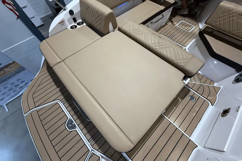 Slide: The Image of Sea Ray SDX 230 2026 - 14