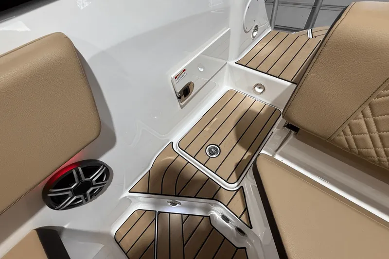 Slide: The Image of Sea Ray SDX 230 2026 - 15