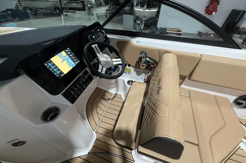 Slide: The Image of Sea Ray SDX 230 2026 - 23