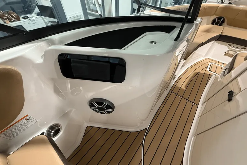 Slide: The Image of Sea Ray SDX 230 2026 - 27