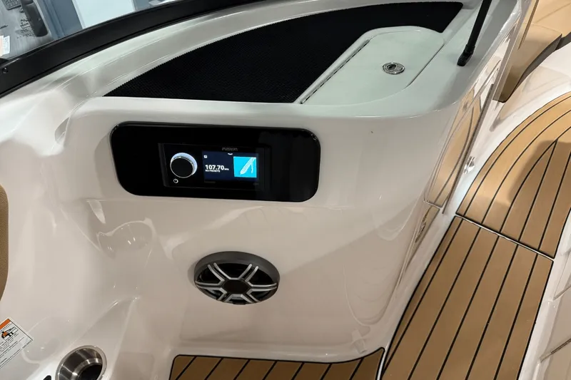 Slide: The Image of Sea Ray SDX 230 2026 - 28