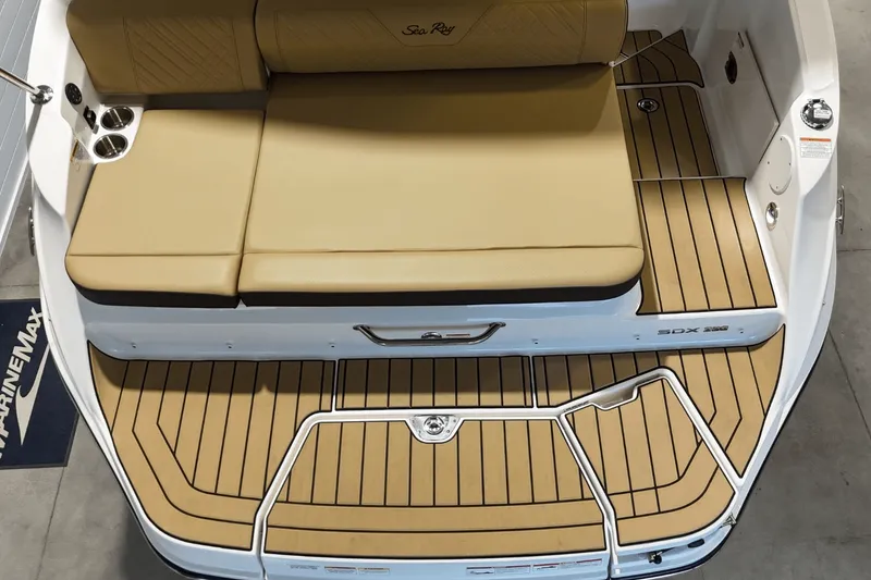 Slide: The Image of Sea Ray SDX 230 2026 - 9