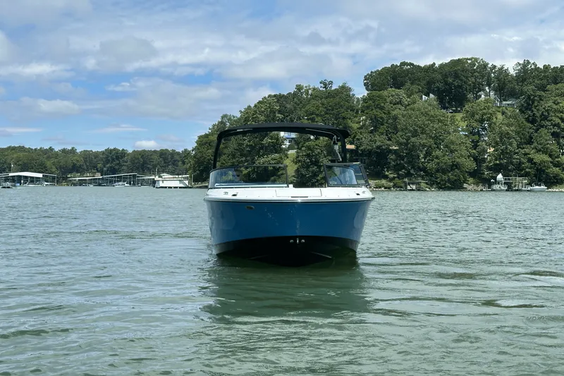 Slide: The Image of Sea Ray SDX 230 2026 - 10