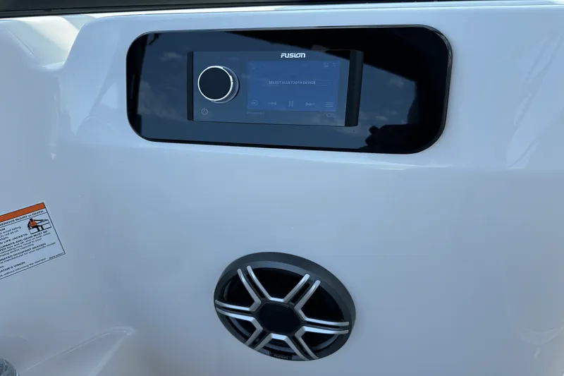 Slide: The Image of Sea Ray SDX 230 2026 - 16