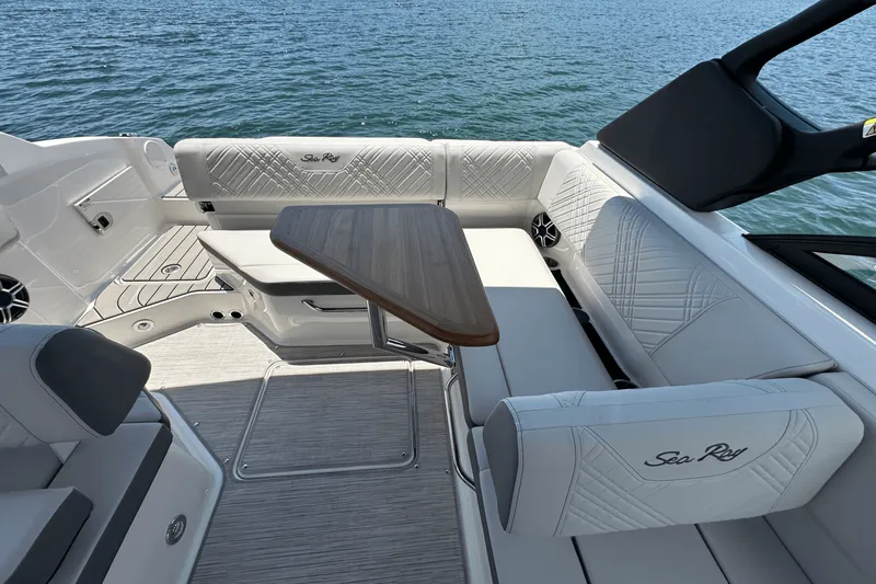 Slide: The Image of Sea Ray SDX 230 2026 - 17