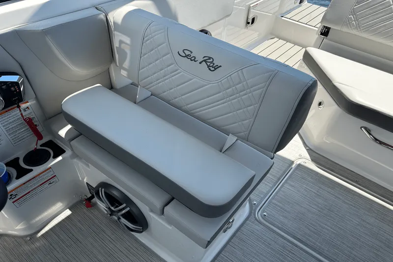 Slide: The Image of Sea Ray SDX 230 2026 - 18