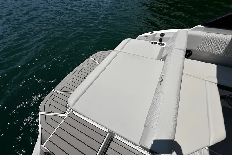 Slide: The Image of Sea Ray SDX 230 2026 - 21