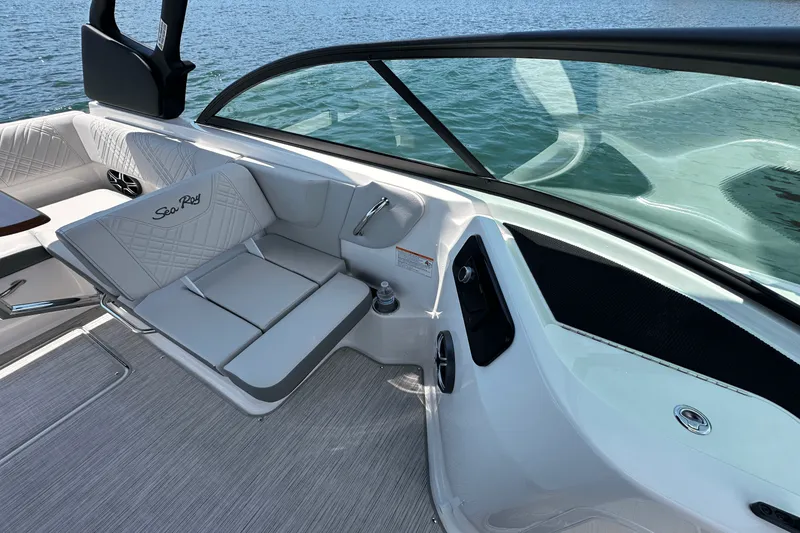 Slide: The Image of Sea Ray SDX 230 2026 - 26