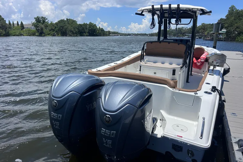 Slide: The Image of Sea Hunt Ultra 275SE 2022 - 24