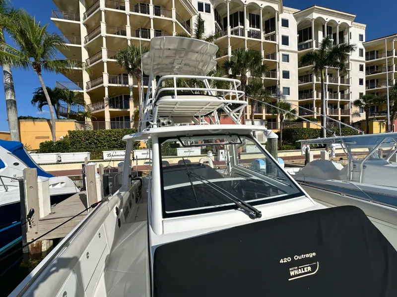 Slide: The Image of Boston Whaler 420 OUTRAGE 2020 - 22