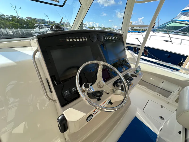 Slide: The Image of Boston Whaler 420 OUTRAGE 2020 - 10