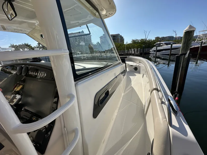Slide: The Image of Boston Whaler 420 OUTRAGE 2020 - 19