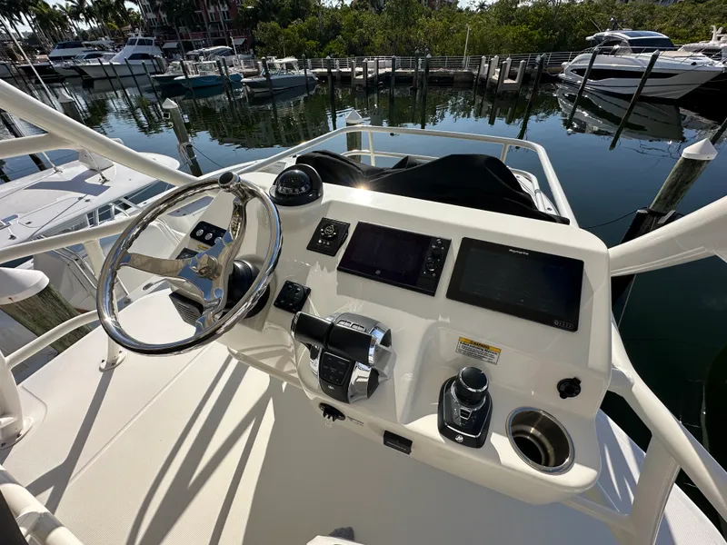 Slide: The Image of Boston Whaler 420 OUTRAGE 2020 - 25