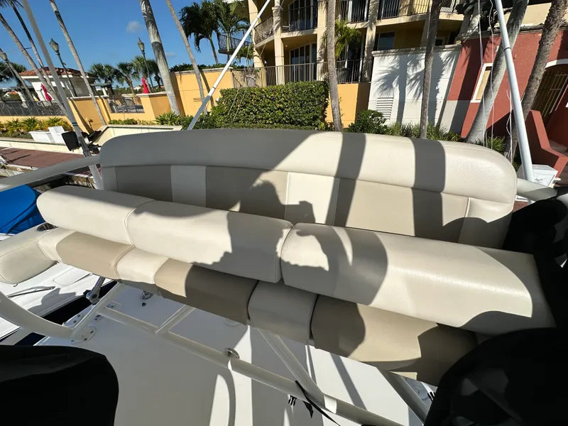Slide: The Image of Boston Whaler 420 OUTRAGE 2020 - 23