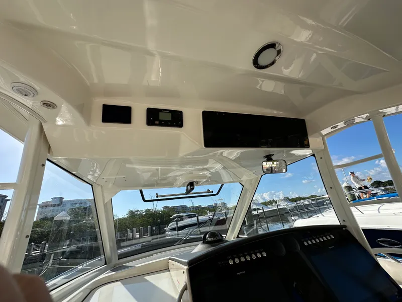 Slide: The Image of Boston Whaler 420 OUTRAGE 2020 - 11