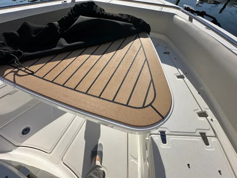 Slide: The Image of Boston Whaler 420 OUTRAGE 2020 - 21
