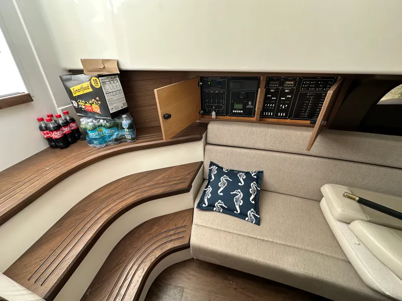 Slide: The Image of Boston Whaler 420 OUTRAGE 2020 - 32