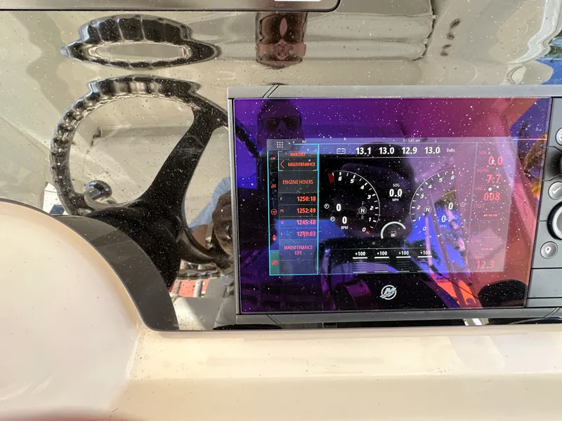 Slide: The Image of Boston Whaler 420 OUTRAGE 2020 - 14