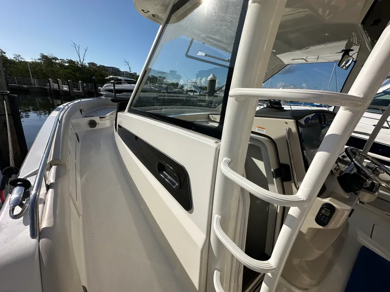Slide: The Image of Boston Whaler 420 OUTRAGE 2020 - 17