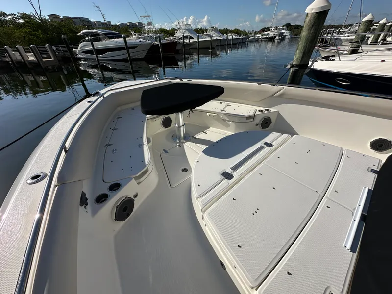 Slide: The Image of Boston Whaler 420 OUTRAGE 2020 - 18