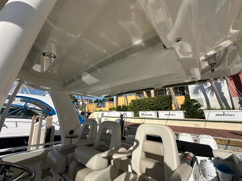 Slide: The Image of Boston Whaler 420 OUTRAGE 2020 - 9
