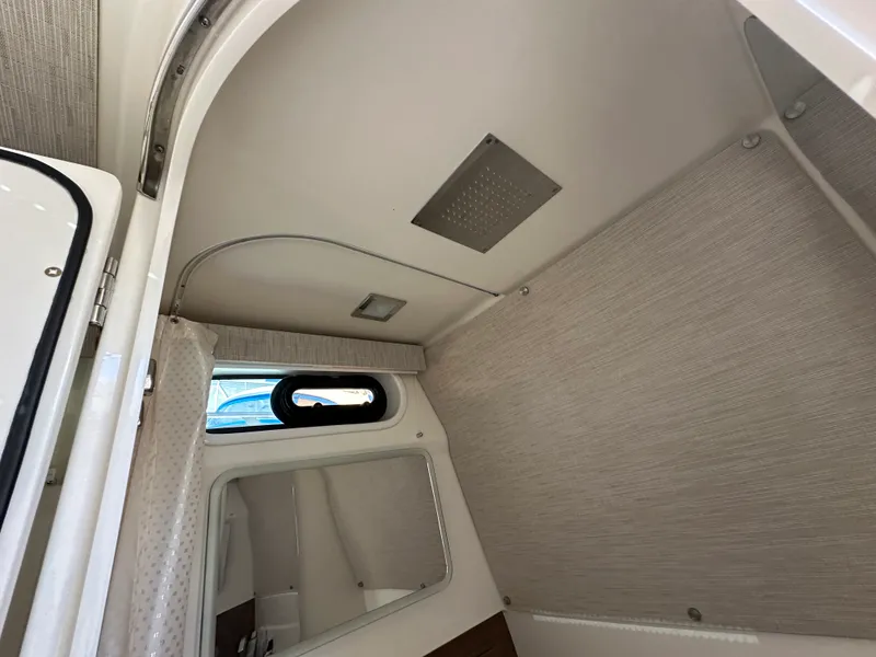 Slide: The Image of Boston Whaler 420 OUTRAGE 2020 - 31