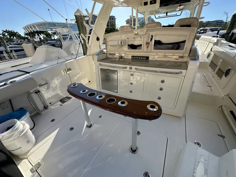 Slide: The Image of Boston Whaler 420 OUTRAGE 2020 - 5