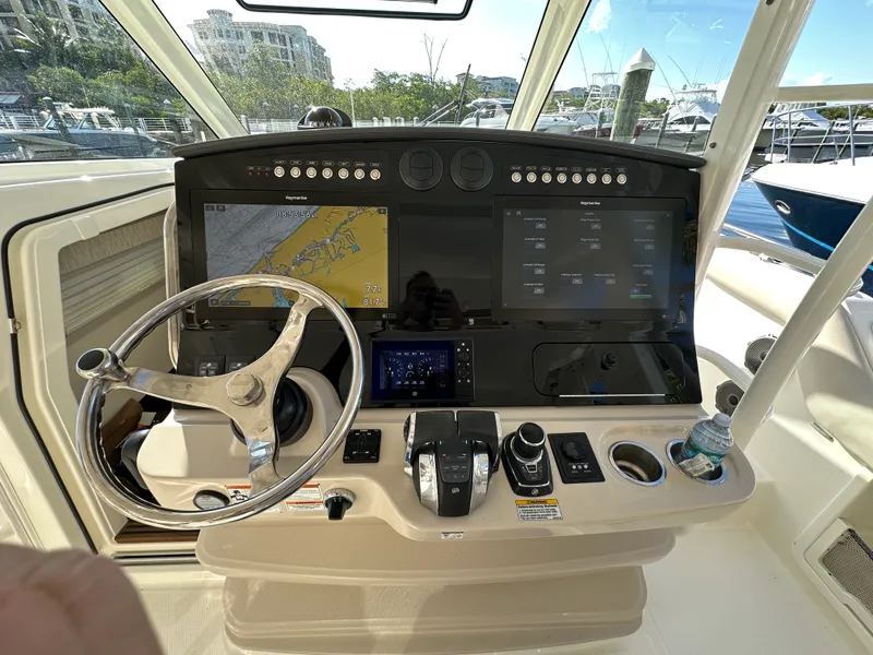 Slide: The Image of Boston Whaler 420 OUTRAGE 2020 - 15