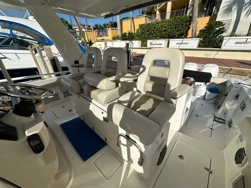 Slide: The Image of Boston Whaler 420 OUTRAGE 2020 - 8