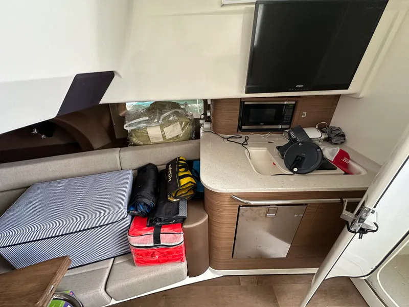 Slide: The Image of Boston Whaler 420 OUTRAGE 2020 - 29