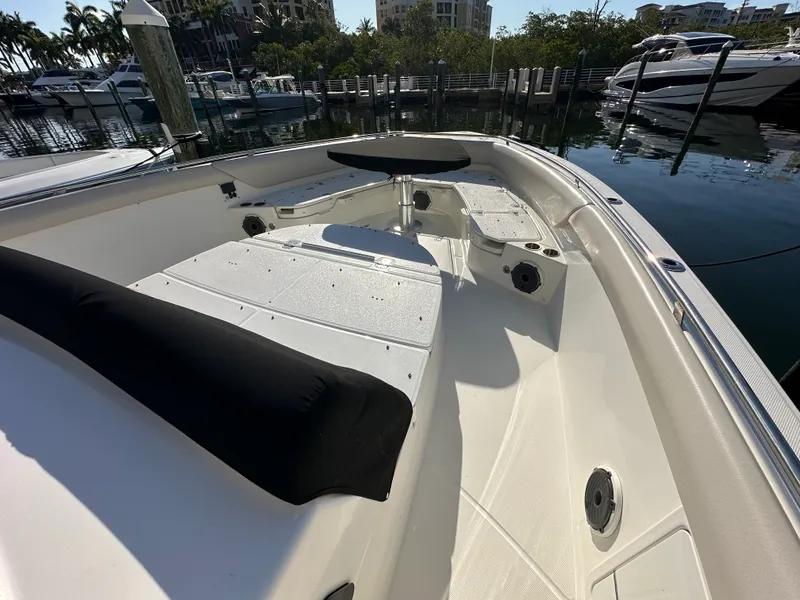 Slide: The Image of Boston Whaler 420 OUTRAGE 2020 - 20