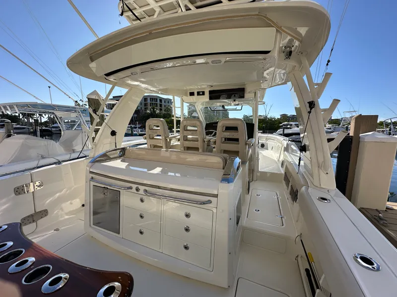 Slide: The Image of Boston Whaler 420 OUTRAGE 2020 - 6