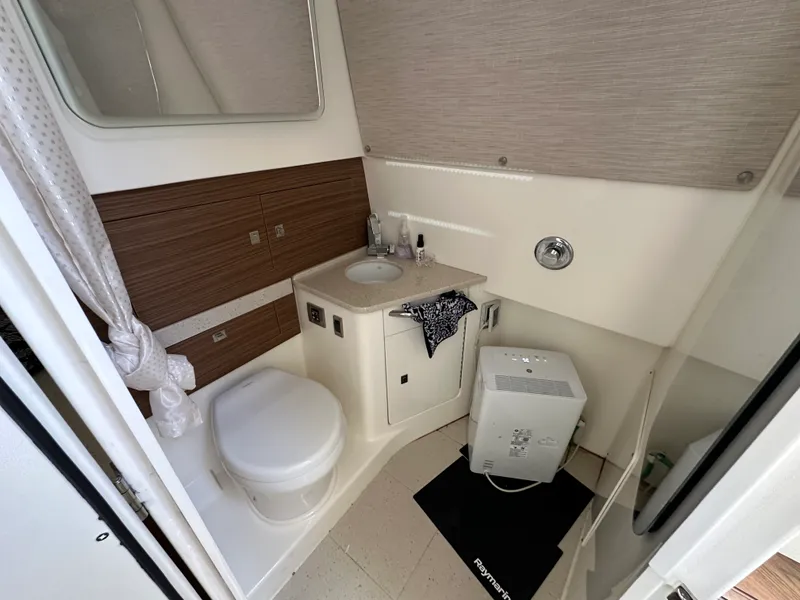 Slide: The Image of Boston Whaler 420 OUTRAGE 2020 - 30
