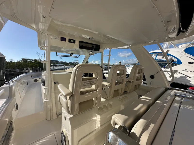 Slide: The Image of Boston Whaler 420 OUTRAGE 2020 - 7