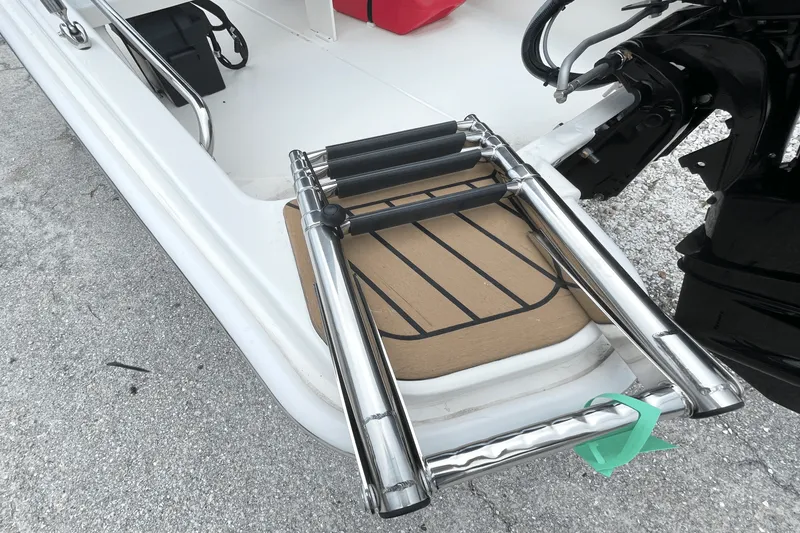 Slide: The Image of Boston Whaler 130 Super Sport 2026 - 12